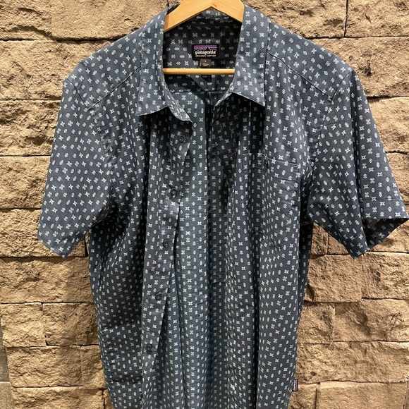 COPY - Men’s L Patagonia Organic Cotton Button Up T-Shirt - Picture 2 of 2